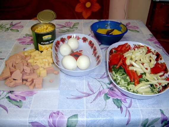 Салат с кукурузой и колбасой Салат с кукурузой и колбасой