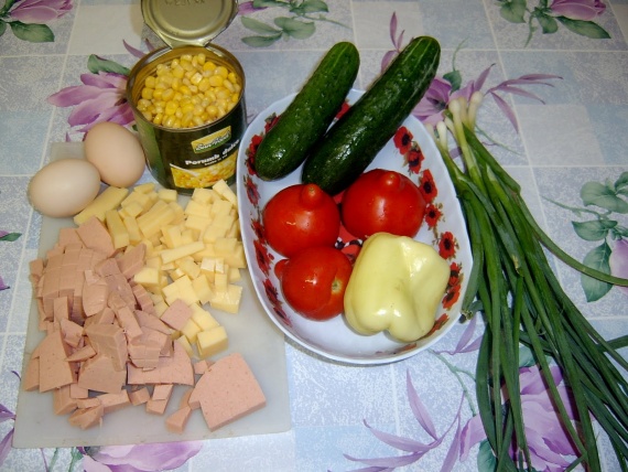 Салат с кукурузой и колбасой Салат с кукурузой и колбасой