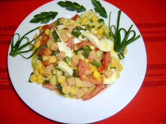 Салат с кукурузой и колбасой Салат с кукурузой и колбасой