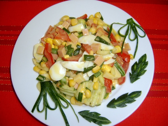 Салат с кукурузой и колбасой Салат с кукурузой и колбасой