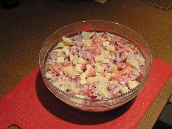 Салат с колбасой, сыром и ананасом Салат с колбасой, сыром и ананасом