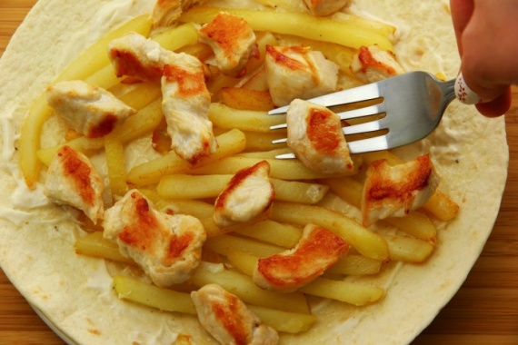 Шаурма с курицей и картошкой Шаурма с курицей и картошкой
