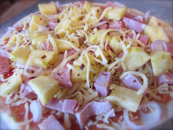 Пицца с ананасами и ветчиной Пицца с ананасами и ветчиной