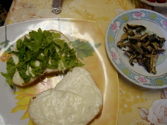 Бутерброд с сыром и грибами Бутерброд с сыром и грибами