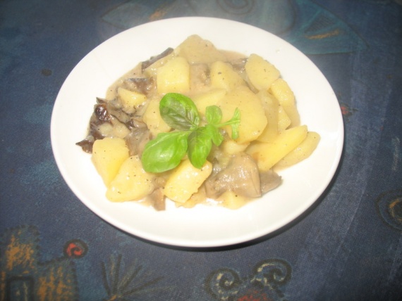 Тушеный картофель с грибами в сметане Тушеный картофель с грибами в сметане