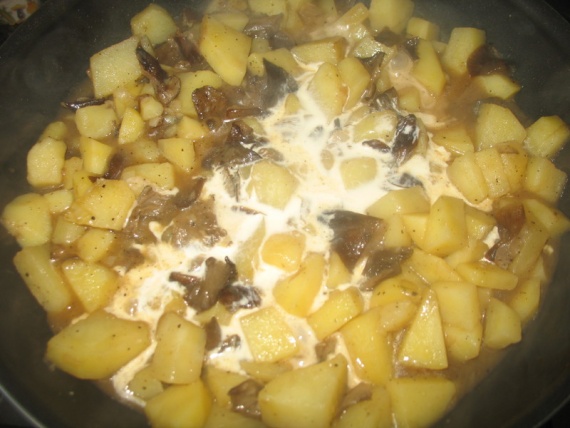 Тушеный картофель с грибами в сметане Тушеный картофель с грибами в сметане