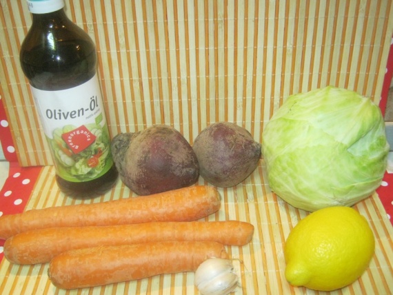 Салат из капусты, свеклы и моркови Салат из капусты, свеклы и моркови
