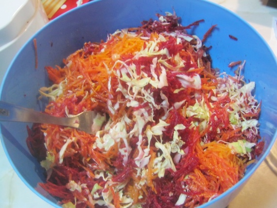 Салат из капусты, свеклы и моркови Салат из капусты, свеклы и моркови