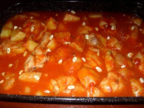 Курица с картошкой в томатном соусе Курица с картошкой в томатном соусе