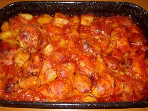 Курица с картошкой в томатном соусе Курица с картошкой в томатном соусе