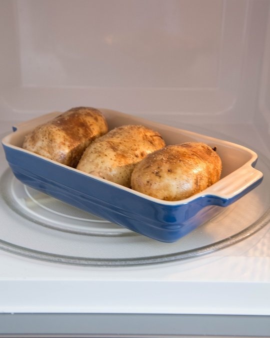 Картофель, запеченный в микроволновке Картофель, запеченный в микроволновке