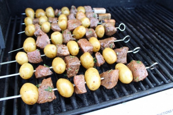 Шашлык из мяса и картофеля Шашлык из мяса и картофеля