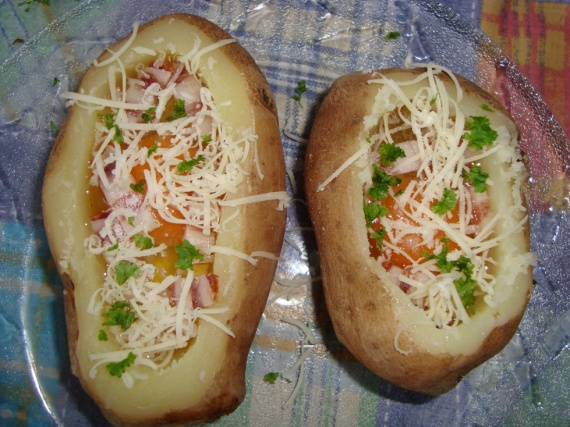 Запеченный картофель с яйцом Запеченный картофель с яйцом