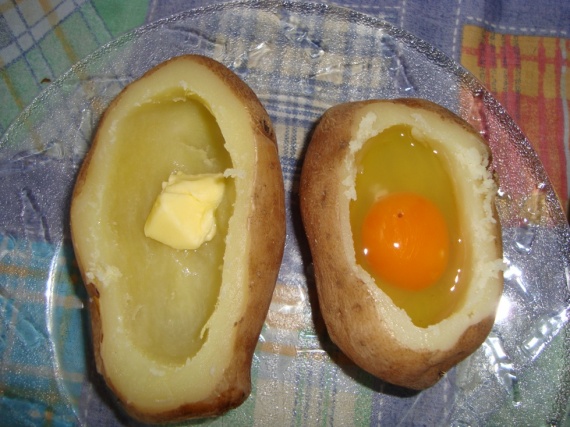 Запеченный картофель с яйцом Запеченный картофель с яйцом