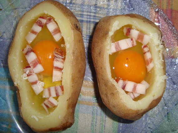 Запеченный картофель с яйцом Запеченный картофель с яйцом