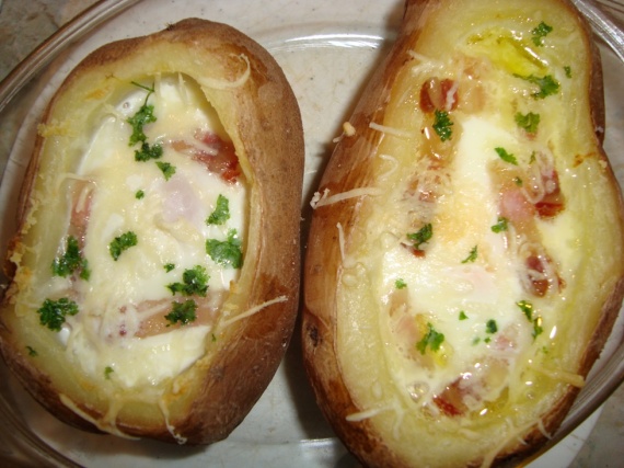 Запеченный картофель с яйцом Запеченный картофель с яйцом