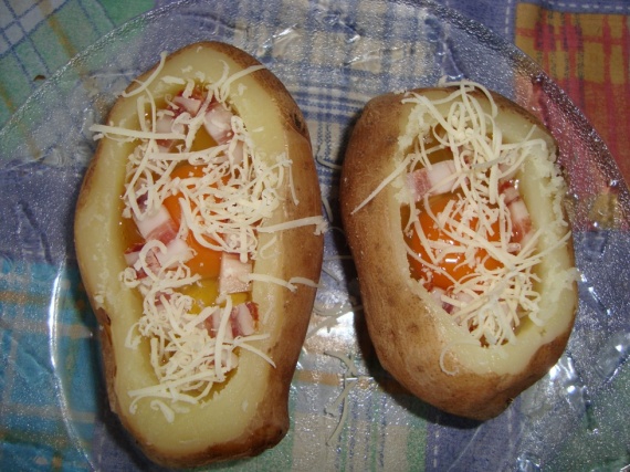 Запеченный картофель с яйцом Запеченный картофель с яйцом