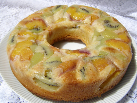 Пирог-перевертыш с персиками и киви Пирог-перевертыш с персиками и киви