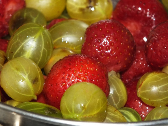 Варенье из крыжовника с клубникой Варенье из крыжовника с клубникой