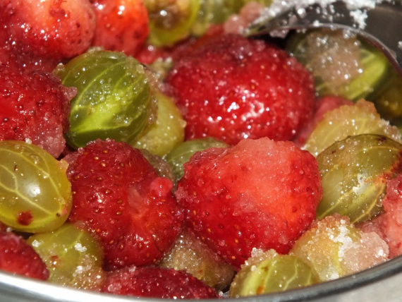 Варенье из крыжовника с клубникой Варенье из крыжовника с клубникой