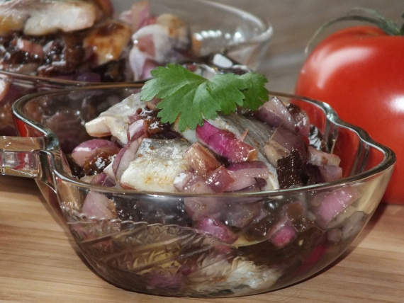Сельдь с черносливом Сельдь с черносливом