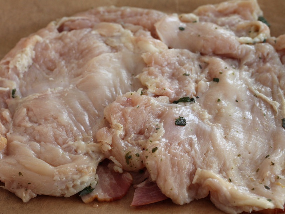 Куриный рулет с цукини и лисичками Куриный рулет с цукини и лисичками
