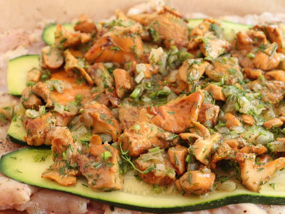 Куриный рулет с цукини и лисичками Куриный рулет с цукини и лисичками