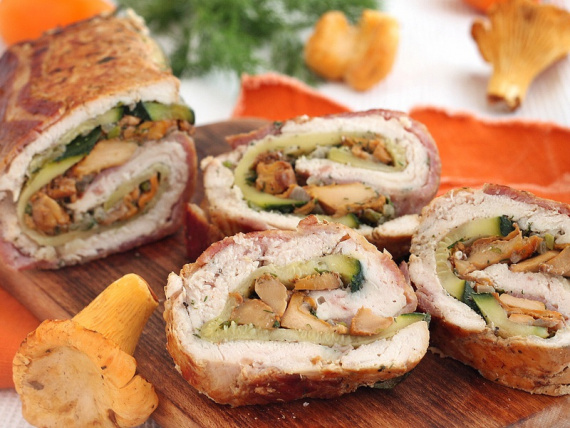 Куриный рулет с цукини и лисичками Куриный рулет с цукини и лисичками