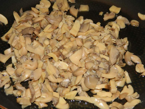 Салат с консервированными грибами и курицей Салат с консервированными грибами и курицей