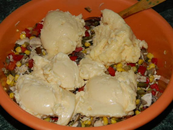 Салат с консервированными грибами и курицей Салат с консервированными грибами и курицей