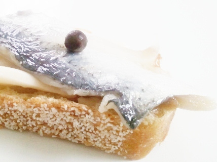 Соленая селедка с луком Соленая селедка с луком