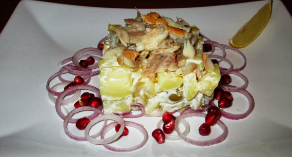 Салат из копченой рыбы с картофелем Салат из копченой рыбы с картофелем