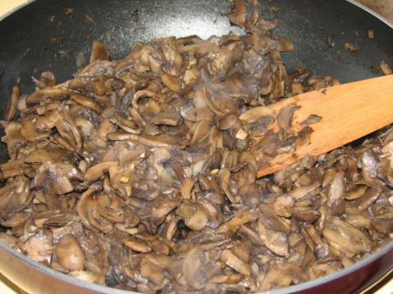 Салат из маринованных огурцов и грибов Салат из маринованных огурцов и грибов