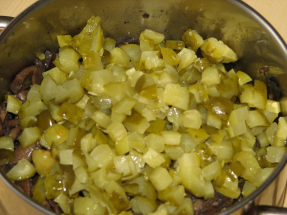Салат из маринованных огурцов и грибов Салат из маринованных огурцов и грибов