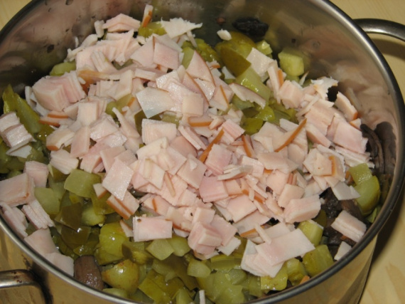 Салат из маринованных огурцов и грибов Салат из маринованных огурцов и грибов