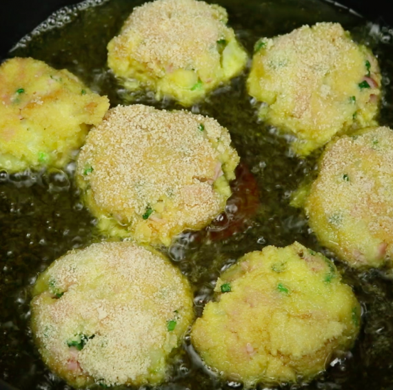 Картофельные котлеты с ветчиной и сыром на сковороде Картофельные котлеты с ветчиной и сыром на сковороде