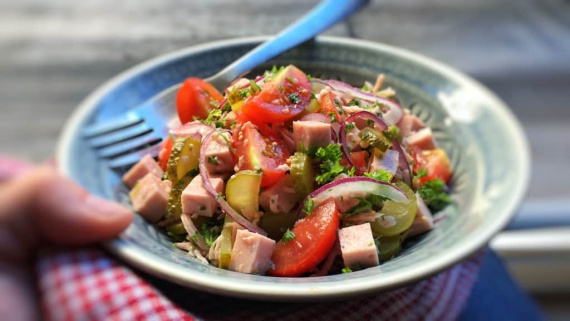 Баварский салат с колбасой Баварский салат с колбасой