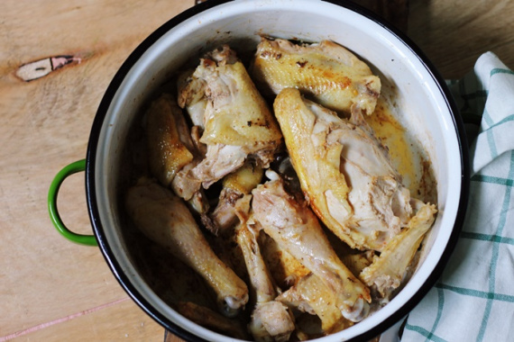 Тушеная курица с грибами и маслинами Тушеная курица с грибами и маслинами