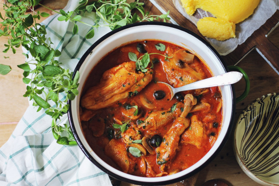 Тушеная курица с грибами и маслинами Тушеная курица с грибами и маслинами