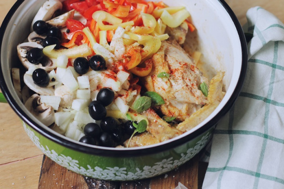 Тушеная курица с грибами и маслинами Тушеная курица с грибами и маслинами