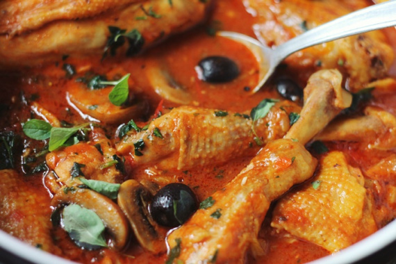 Тушеная курица с грибами и маслинами Тушеная курица с грибами и маслинами