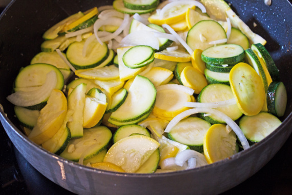 Жареная курица с кабачками Жареная курица с кабачками