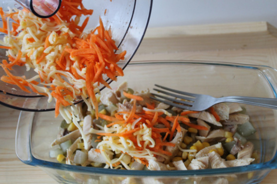Салат с курицей, сыром и кукурузой Салат с курицей, сыром и кукурузой