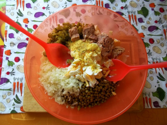 Салат с тунцом, рисом и огурцом Салат с тунцом, рисом и огурцом