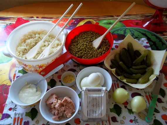 Салат с тунцом, рисом и огурцом Салат с тунцом, рисом и огурцом