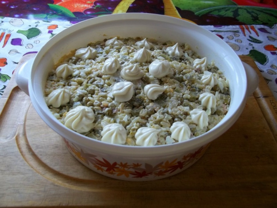 Салат с тунцом, рисом и огурцом Салат с тунцом, рисом и огурцом