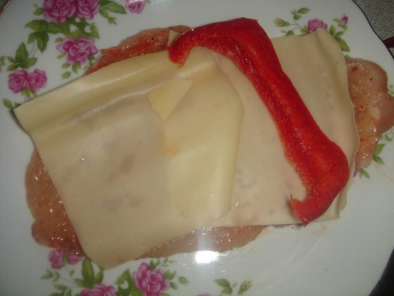 Куриный рулет с перцем и сыром Куриный рулет с перцем и сыром