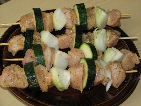 Куриные шашлычки с кабачками и луком Куриные шашлычки с кабачками и луком