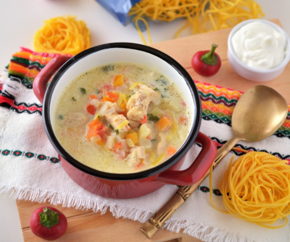Густой куриный суп с лапшой Густой куриный суп с лапшой