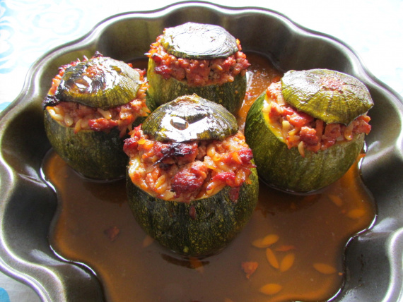 Кабачки, фаршированные мясным фаршем и рисом Кабачки, фаршированные мясным фаршем и рисом